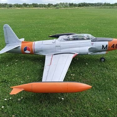 A small plane is sitting in the grass.